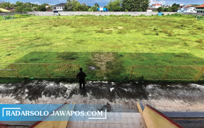TAK TERURUS: Lapangan Stadion Angkatan 45 Karanganyar. Pemkab akan merehab stadion ini secara bertahap. (RUDI HARTONO/RADAR SOLO)
