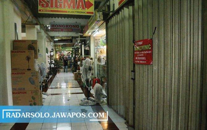 SEPI: Suasana di Pasar Ngarsopura terlihat sepi, Sejumlah kios di pasar ini ditawarkan di market place.  (M. IHSAN/RADAR SOLO)