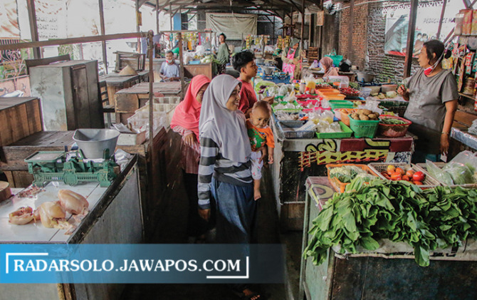 TAWAR MENAWAR: Transaksi kebutuhan sehari-hari di Pasar Joglo. Pedagang dipindahkan ke pasar darurat. (M. IHSAN/RADAR SOLO)