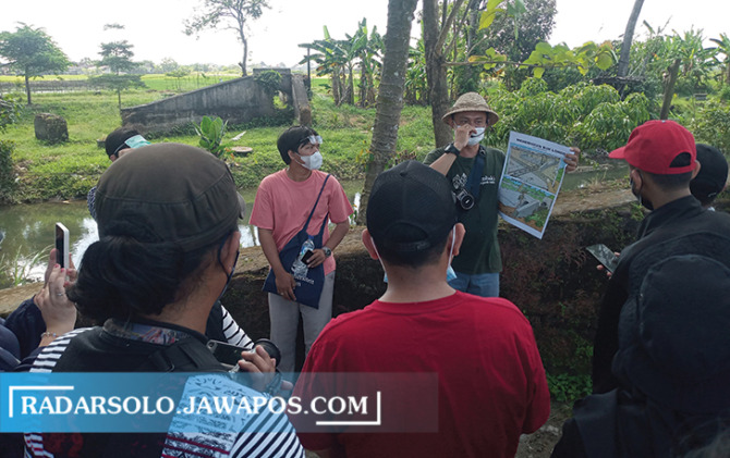 BLUSUKAN: Peserta Sukoharjo Walking Tour singgah di Buk Londo, Desa Bentakan, Kecamatan Baki, kemarin. (IWAN KAWUL/RADAR SOLO)