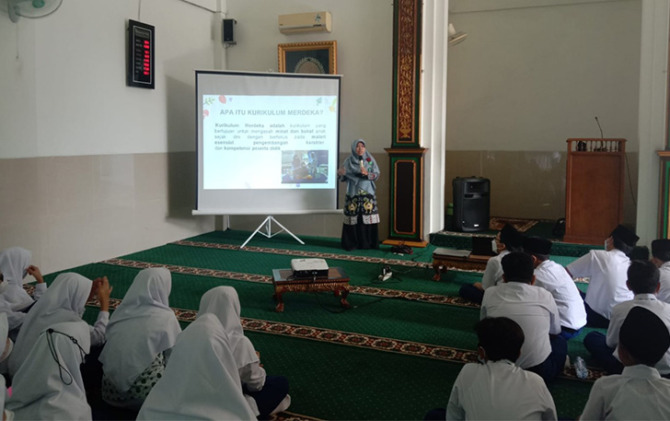 OPTIMALKAN MPLS: Guru SMP Al-Azhar Syifa Budi Solo kenalkan kurikulum Merdeka Belajar kepada siswa baru.