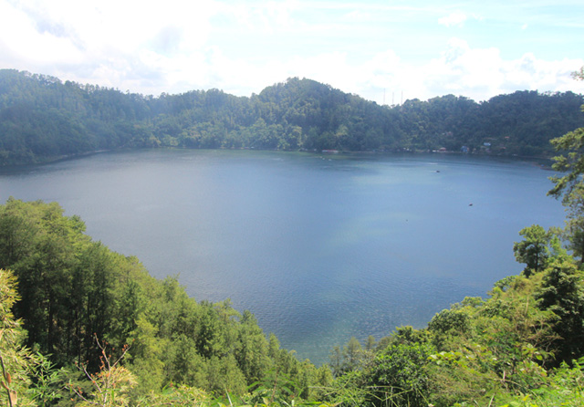 TINGGI: Letak Ngambang Tirto Kencono 124 mdpl lebih tinggi daripada Telaga Ngebel. Karena itu, pemandangan telaga bisa disaksikan dari destinasi ini. (Aji Putra/Jawa Pos Radar Ponorogo)