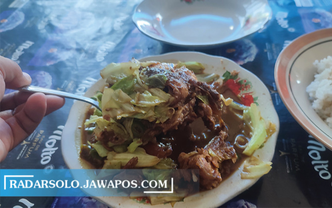 YUMMY: Tengkleng sapi Bu Ninik di Cantel Wetan, Kelurahan Sragen Tengah, Kecamatan/Kabupaten Sragen. (AHMAD KHAIRUDIN/RADAR SOLO)