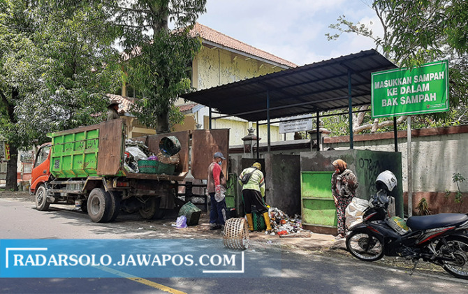 PERLU PERHATIAN: Pengambilan sampah di TPS Siswodipuran, Boyolali Kota yang akan dibawa ke TPA Winong. (RAGIL LISTIYO/RADAR SOLO)