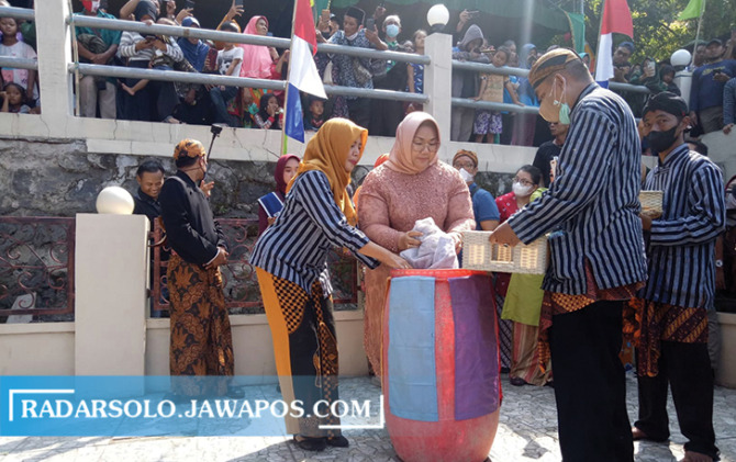 IKUT MENCUCI: Bupati Sragen Kusdinar Untung Yuni Sukowati hadir di Tradisi Larap Slambu Pangeran Samudra, Sabtu (30/7). (AHMAD KHAIRUDIN/RADAR SOLO)