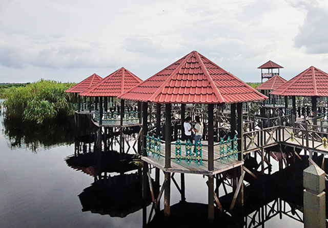 TIDAK sulit menuju objek wisata di wilayah Kelurahan Kereng Bangkirai, Kecamatan Sabangau, tersebut. Para wisatawan hanya butuh waktu sekitar 20 menit dari pusat kota Palangka Raya.