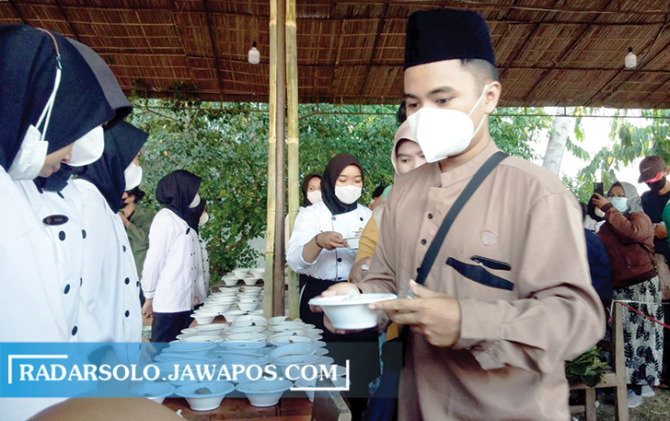 ANTUSIAS: Pengunjung mendapatkan seporsi tengkleng gratis saat SICF 2022 di Benteng Vastenburg, Jumat (5/8). (NILA KARTIKA/RADAR SOLO)