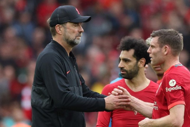Pelatih Liverpool Jurgen Klopp (kiri) menyalami gelandang James Milner seusai pertandingan menghadapi Wolves pada pekan ke-38 Liga Inggris yang berakhir dengan kemenangan 3-1 di Stadion Anfield, Liverpool, Minggu (22/5). (Phil Noble/Reuters/Antara)