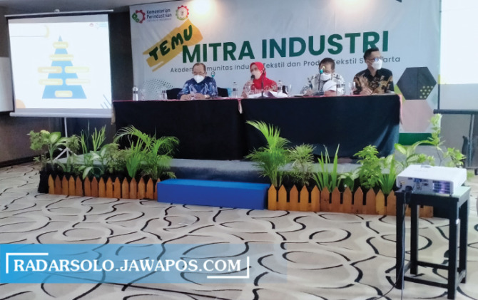 KONSOLIDASI: Temu Mitra Industri Akademi Komunitas Industri Tekstil dan Produk Tekstil Surakarta di Semarang, Kamis (25/8). (SEPTIAN REFVINDA/RADAR SOLO)
