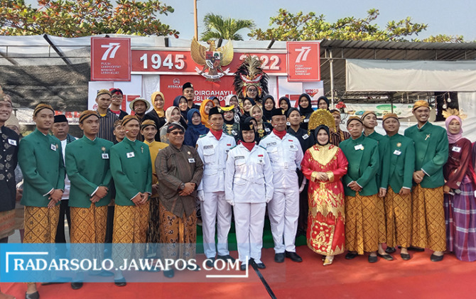 MERDEKA: Karyawan Assalaam Hypermarket kenakan baju adat saat upacara HUT Kemerdekaan RI, kemarin (17/8). (MARETHA/RADAR SOLO)