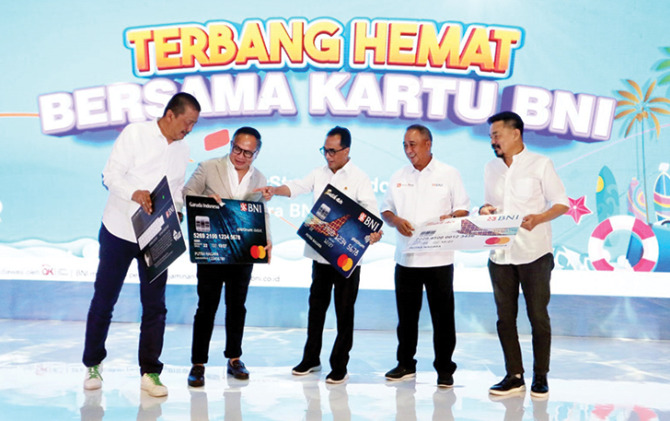 Direktur Utama Garuda Indonesia Irfan Setiaputra, Wakil Menteri II BUMN Kartika Wirjoatmodjo, Menteri Perhubungan Budi Karya Sumadi,  Direktur Utama BNI Royke Tumilaar, dan Owner Lion Air Group Rusdi Kirana saat peluncuran Program Terbang Hemat Bersama Ka