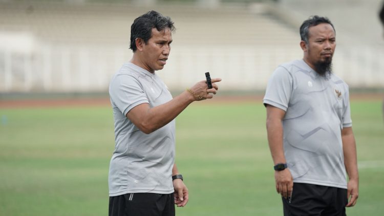 Bima Sakti (kiri) memberikan pengarahan di sela sesi latihan timnas U-16. (PSSI.org)