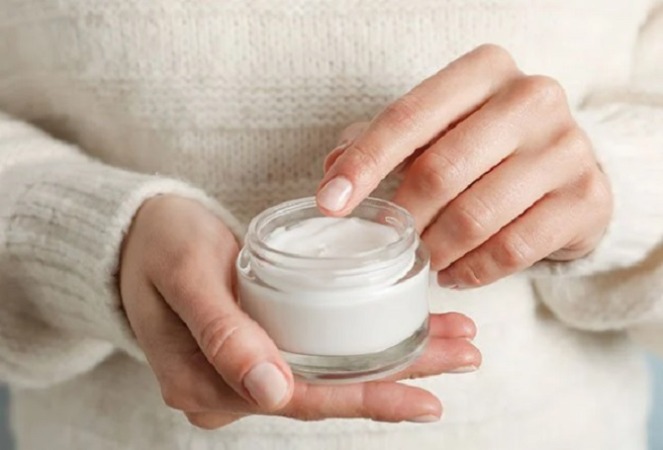 JawaPos.com – Tak hanya wajah, tubuh juga perlu perawatan dengan skincare atau produk kecantikan. Salah satu skincare yang dapat diaplikasikan pada tubuh adalah krim seperti body lotion dan body essence. Lalu apa bedanya?