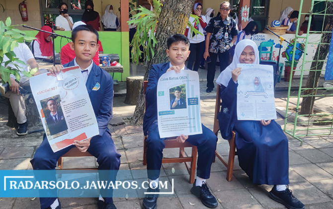 PATUT DICONTOH: Calon Ketua OSIS SMPN 1 Sragen pamer visi misi, Kamis (18/8). (AHMAD KHAIRUDIN/RADAR SOLO)