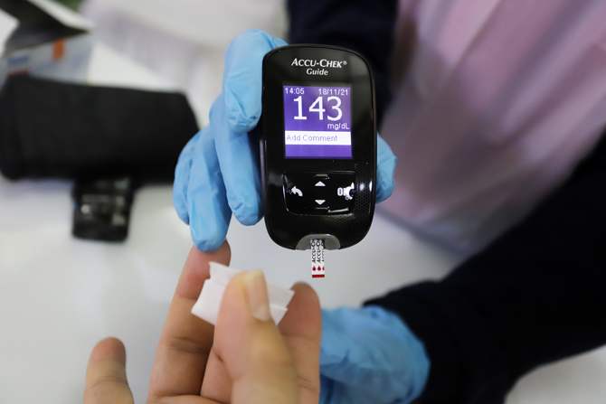 Ilustrasi pengecekan kadar gula darah dalam tubuh. (Istimewa)