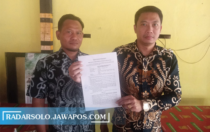 DAPAT KEADILAN: Christiansen Aditya (kanan), kuasa hukum Gatot tunjukkan surat putusan bebas dari PN Sukoharjo, Selasa (23/8). (IWAN KAWUL/RADAR SOLO)