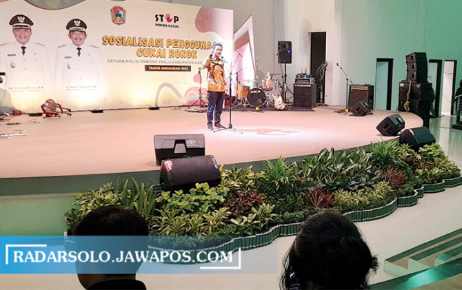 SOSIALISASI: Ketua Forum Koordinasi Karangtaruna Kabupaten Karanganyar Ilyas Akbar Almadani saat memberikan sambutan dalam kegiatan DBHCHT bagi Karangtaruna. (RUDI HARTONO/RADAR SOLO)