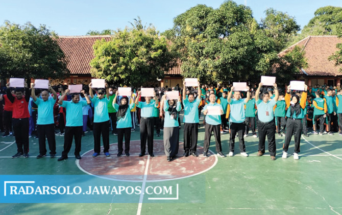 IKRAR: Launching visi misi Kurikulum Merdeka di halaman SMKN 1 Sawit, Boyolali, kemarin (26/8). (RAGIL LISTIYO/RADAR SOLO)