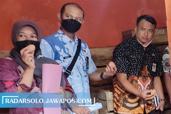 STOK AMAN: Petugas Diskumindag Sragen memantau harga telur di pasar tradisional, kemarin. (AHMAD KHAIRUDIN/RADAR SOLO)