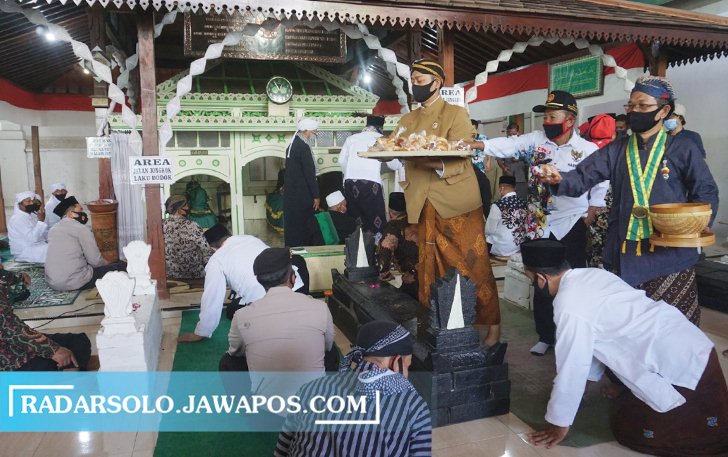TAHLIL: Doa bersama dan pembagian apem di kompleks Makan Kyahi Ageng Gribig Jatinom tahun lalu. (ANGGA PURENDA/DOK.RADAR SOLO)