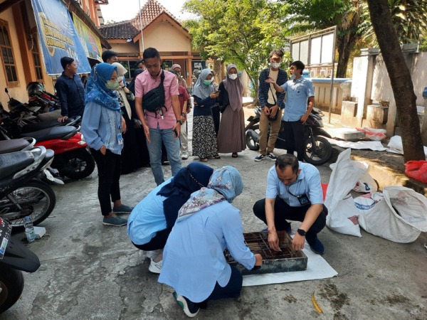 Praktik pembuatan beton dari limbah serat masker dan botol plastik yang dicetuskan D3 Teknik Sipil Sekolah Vokasi UNS di Desa Ngijo, Tasikmadu, Karanganyar. (ISTIMEWA)