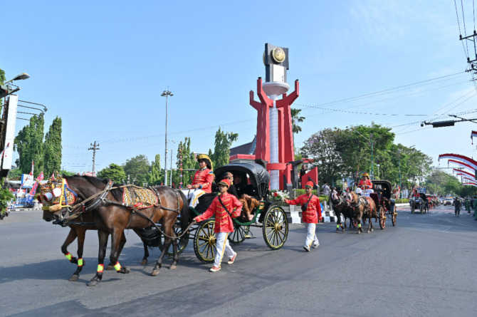 MERIAH: Arak-arakan kereta kencana pada perayaan Hari Jadi Ke-76 Sukoharjo belum lama ini. Kemeriahan serupa akan ditunjukkan pada karnaval HUT RI, Sabtu (20/8). (ISTIMEWA)