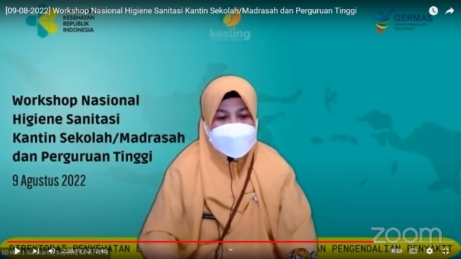 SHARING: Kepala SD Muhammadiyah 1 Ketelan Surakarta Sri Sayekti beri paparan pada workshop nasional secara daring, kemarin (9/8). (SCREENSHOT)