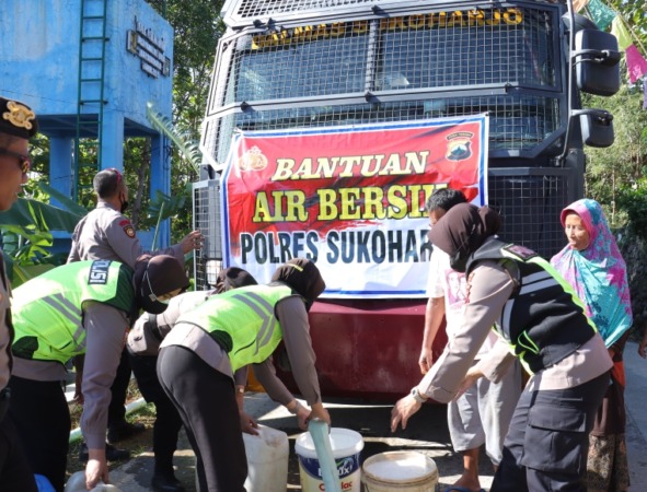 MULIA: Distribusi air bersih di Desa Kamal, Kecamatan Bulu menggunaan kendaraan water cannon Polres Sukoharjo, Kamis (4/8). (ISTIMEWA)