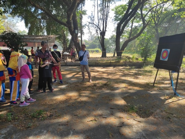 PERDANA: Ekskul panahan yang digelar salah satu SD swasta di Kota Solo, Sabtu (7/8). Disdik Kota Surakarta sudah mengizinkan digelarnya kembali kegiatan ekskul di sekolah. (ISTIMEWA)