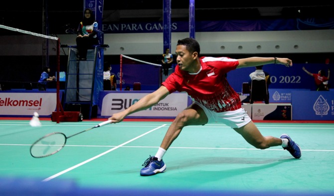 HARUMKAN BANGSA: Aksi Fredy Setiawan dalam ASEAN Para Games (APG) XI 2022 di Edutorium UMS, belum lama ini. (ISTIMEWA)