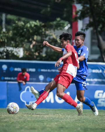 CIAMIK: Bek Persis Youth U-16 Julivio (kiri) berebut bola dengan pemain PSIS Semarang U-16 di ajang Elite Pro Academy U-16 Liga 1 2022, di Lapangan A Senayan Jakarta, kemarin (19/8). (ISTIMEWA)