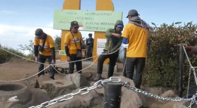 PENGAMAN: Pemasangan rantai di situs Watu Kenteng puncak Merbabu, 10 Agustus lalu. (ISTIMEWA)