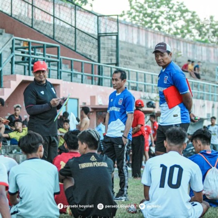 ANYAR: Pelatih Persebi Boyolali Imran Amirullan (berdiri tengah) di Stadion Pandanarang, belum lama ini. (ISTIMEWA)