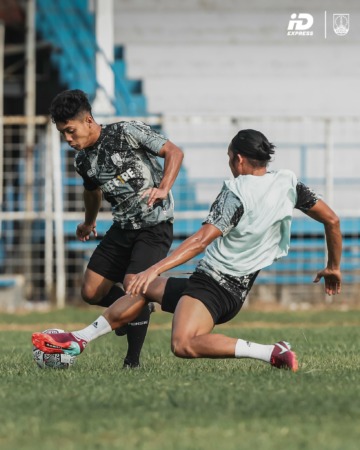 RISING STAR: Pemain muda Persis Solo Althaf Indie (kiri) coba dihadang centerback Rian Miziar, dalam latihan di sebuah lapangan di Kabupaten Boyolali, belum lama ini. (PERSIS SOLO OFFICIAL)
