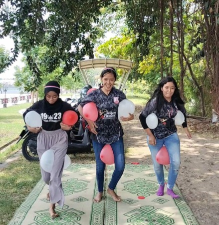 SERU: Para anggota Srikandi Pasoepati menggelar lomba pitulasan di Taman Bendungan Tirtonadi, pada Minggu (21/8). (ISTIMEWA)