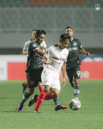 INGIN BANGKIT: Gelandang Persis Solo Chrystna Bhagascara, dalam duel melawan Persikabo 1973 di Stadion Pakansari, Kabupaten Bogor, Minggu (7/8). (PERSIS SOLO OFFICIAL)