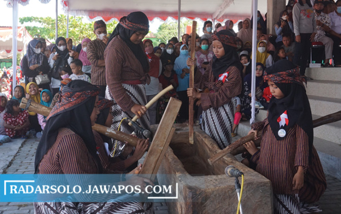 TRADISI: Festival Gejog Lesung di Pendapa Alun-Alun Desa Barepan, Cawas. (ANGGA PURENDA/RADAR SOLO)