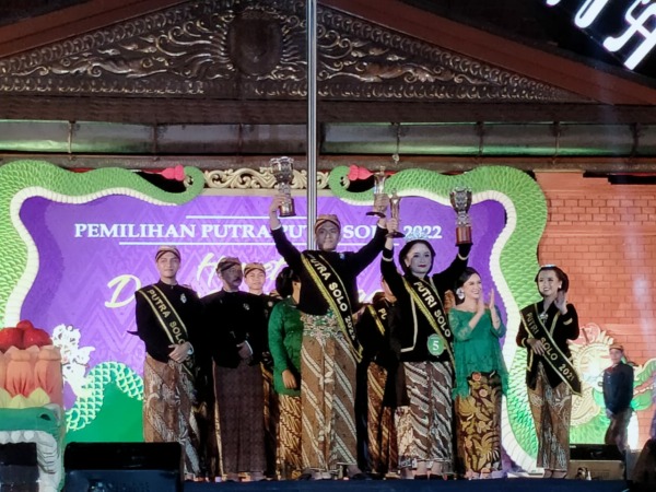 JUARA: Alamsyah Fajar dan Nurazizah Rusdiana ditetapkan sebagai Putra Putri Solo 2022. (SEPTIANA/RADAR SOLO)