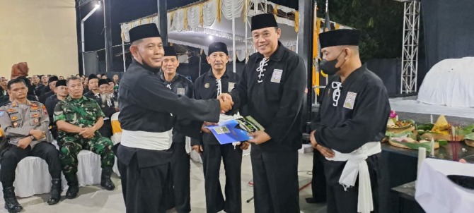 Pengurus  PSHT Pusat Madiun Cabang Karanganyar mengesahkan Ketua DPRD Karanganyar Bagus Selo (dua dari kanan) sebagai warga kehormatan, Senin (15/8/2022) malam. (ISTIMEWA)
