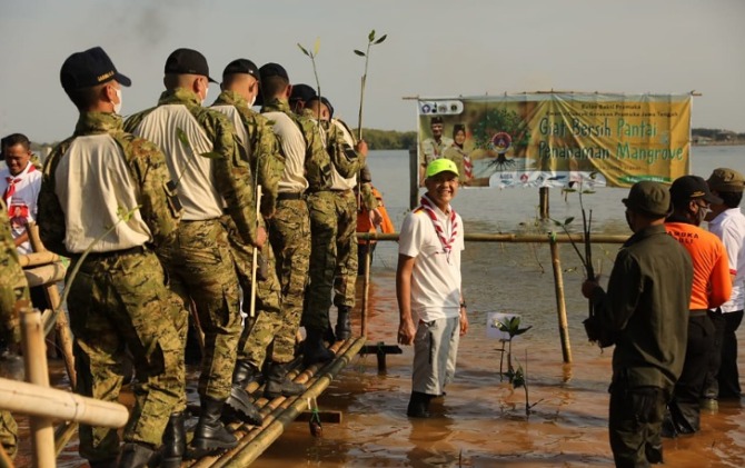 Gubernur Jateng Ganjar Pranowo bersama Pramuka Kwarda Jateng, TNI, Polri, Lanal, Perhutani, siswa Polimarin dan sejumlah relawan menanam bibit mangrove di Pantai Mangunharjo, Kota Semarang.