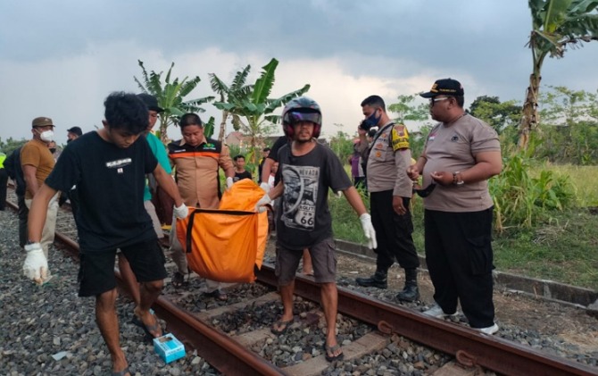 Evakuasi korban yang tertabrak kereta api di perlintasan tanpa palang di Dusun Candirejo, Kelurahan Kwangen, Kecamatan Gemolong, Selasa (16/8). (AHMAD K/RADAR SOLO)