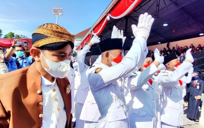 Wali Kota Surakarta Gibran Rakabuming Raka (kiri) saat mengikuti upacara HUT ke-77 Kemerdekaan RI di Stadion Sriwedari, Rabu (17/8) lalu. (SILVESTER/RADAR SOLO)
