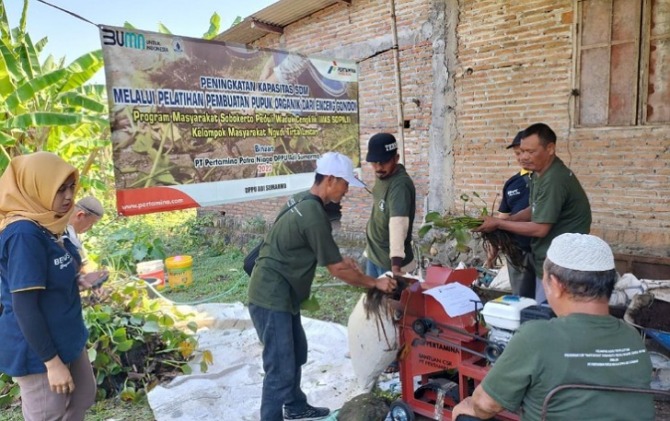 Pertamina mengedukasi masyarakat memanfaatkan eceng gondok di sekitar waduk sebagai sumber energi baru terbarukan.