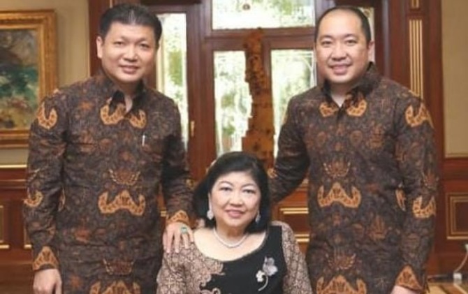 Susyana Lukminto bersama kedua putranya.