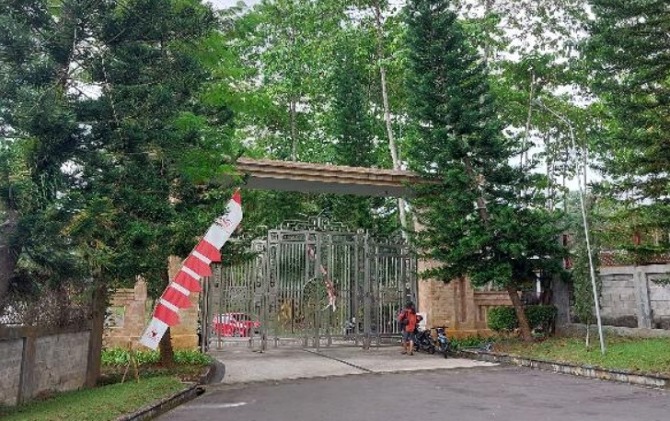 Suasana kompleks pemakaman keluarga Shri Garden, Delingan, Karanganyar rampak dari luar, Sabtu (20/8). (RUDI H/RADAR SOLO)