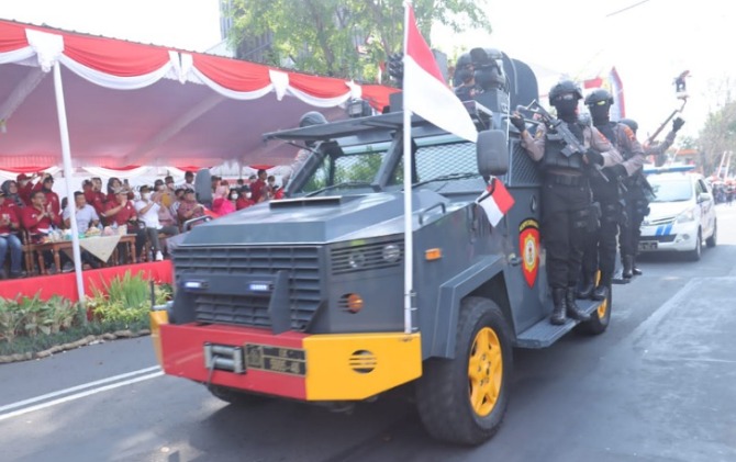 Anggota Polri dengan kendaraannya ikut memeriahkan Karnaval Pembangunan 2022 di Sukoharjo, Sabtu (20/8). (IWAN KAWUL/RADAR SOLO)