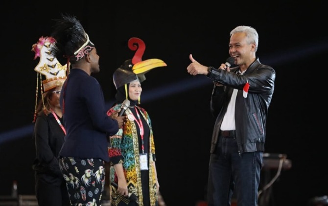Gubernur Jateng Ganjar Pranowo saat memberi tantangan perwakilan Duta GenRe dalam Jambore Duta GenRe dan Ajang Kreativitas Remaja (Adujak Nasional) di Jogja, Minggu (21/8) malam.