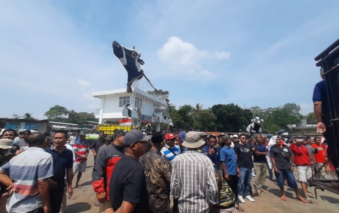 Ratusan pedagang dan blantik menggelar demontrasi di Pasar Hewan Jelok, Senin (22/8) kemarin. (RAGIL L/RADAR SOLO)