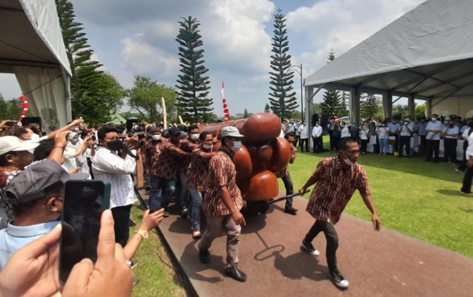 Peti jenazah Susyana Lukminto saat tiba di kompleks pemakaman keluarga Shri Garden, Delingan, Karanganyar, diiringi ribuan karyawan Sritex Group, Sabtu (27/8). (RUDI H/RADAR SOLO)