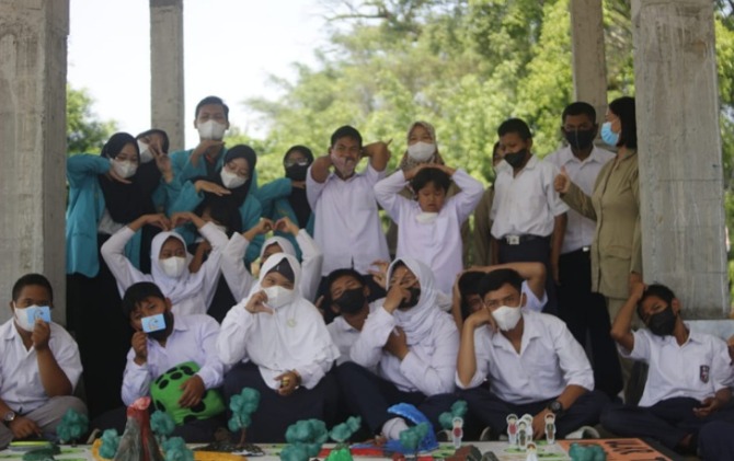 Tim PKM-PM Ular Tangga 3D Berbasis Kearifan Lokal Pendidikan Geografi FKIP Universitas Muhammadiyah Surakarta (UMS) bersama guru dan siswa di SLB Putro Oyotasih, Jatinom, Klaten.